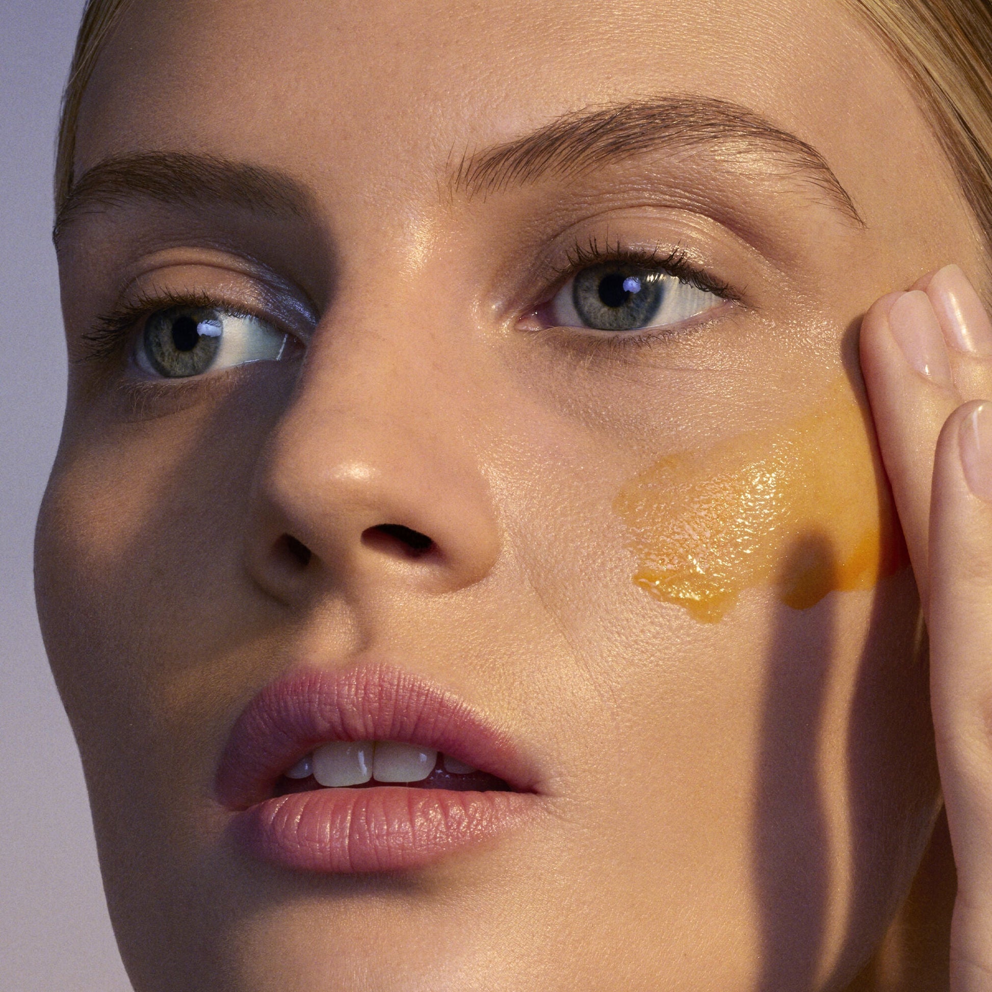 youth-boosting-advanced-night-retinoid-serum-regular-l7 080222_Florence_ANR_0403_IGF_V2.jpg