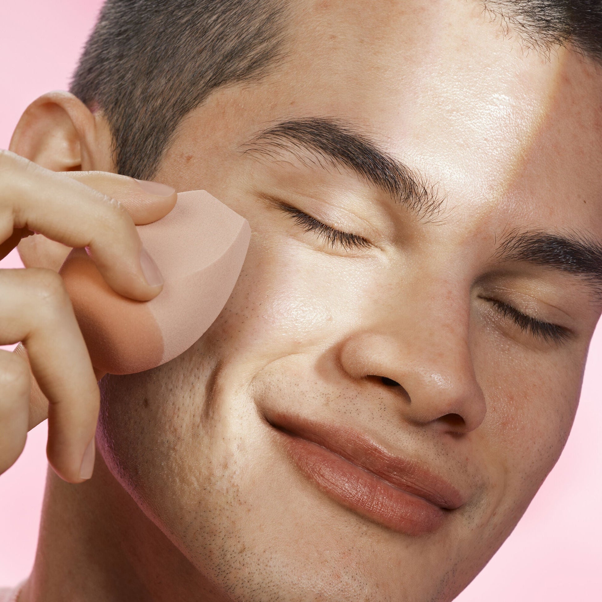 halo-glow-angled-silicone-face-sponge-d2 102124_HGST_Alfredo_Application_0134_v2_RGB_IGF.jpg