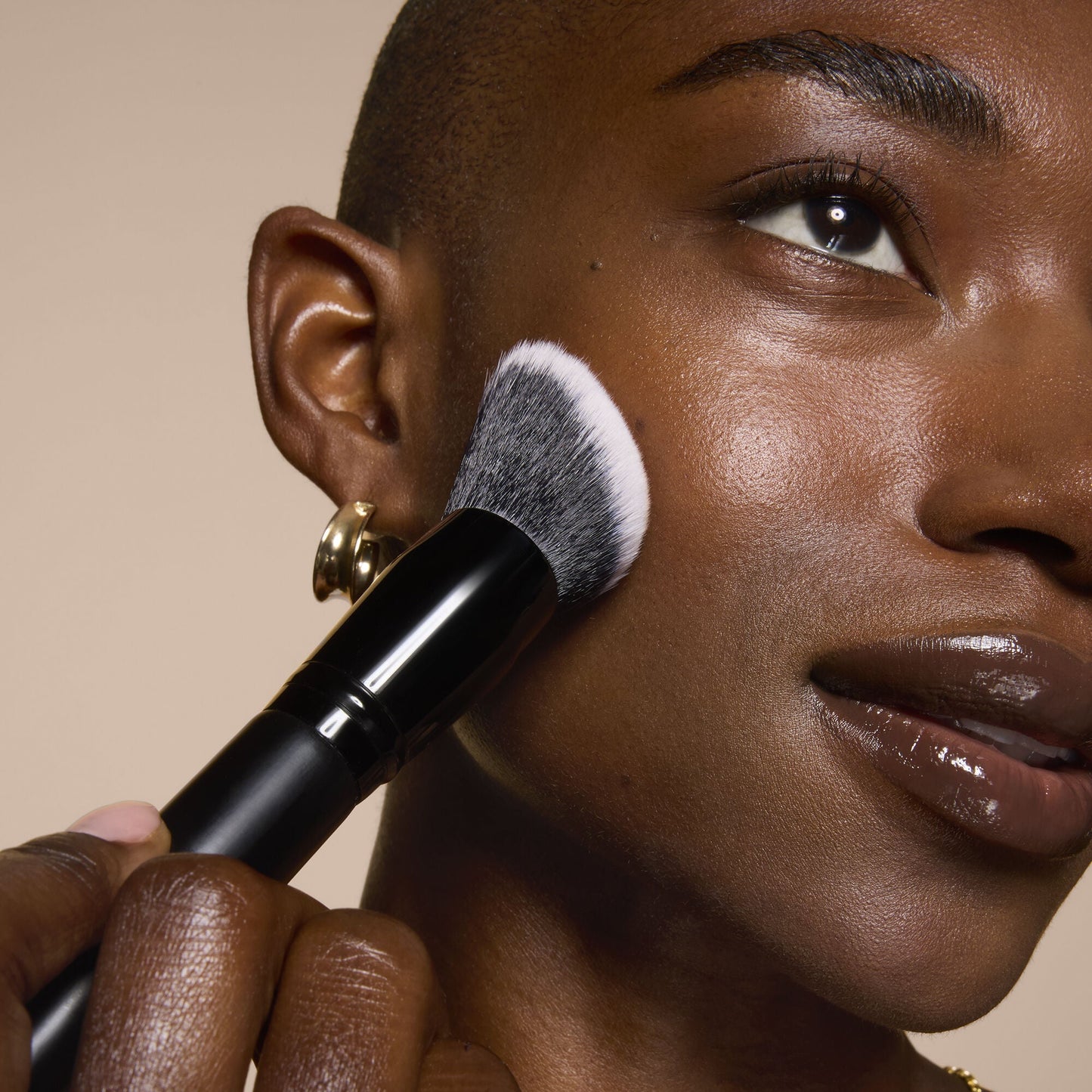 smooth-swipe-foundation-brush-s3 81456_MOM_SMOOTH_SWIPE_FOUNDATION_BRUSH_TOOL_SHOT_IYANNA_0169_V4.jpg