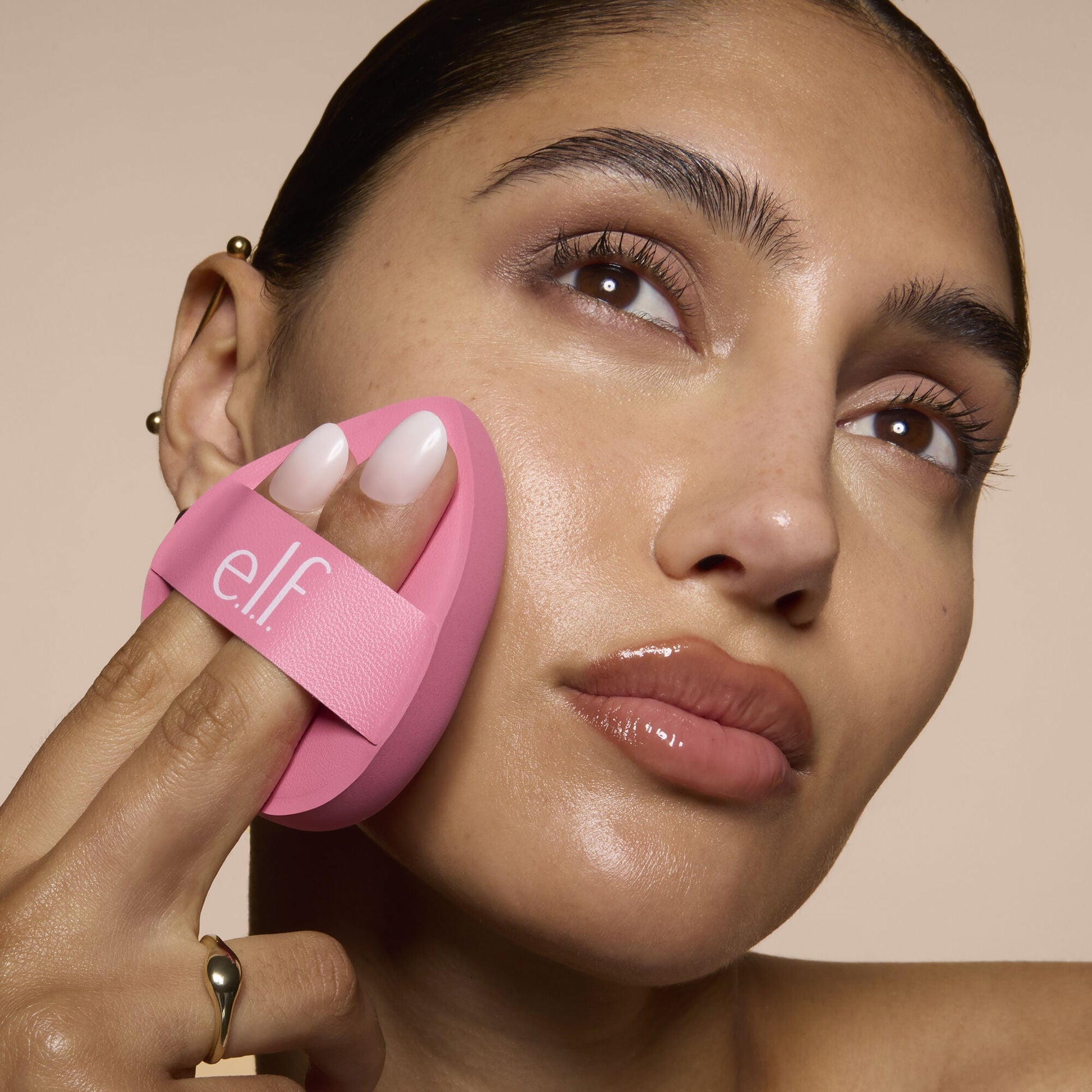 pillow-puff-foundation-sponge-f0 81838_MOM_PILLOW_PUFF_FOUNDATION_SPONGE_TOOL_SHOT_SONALI_0126_V2.jpg