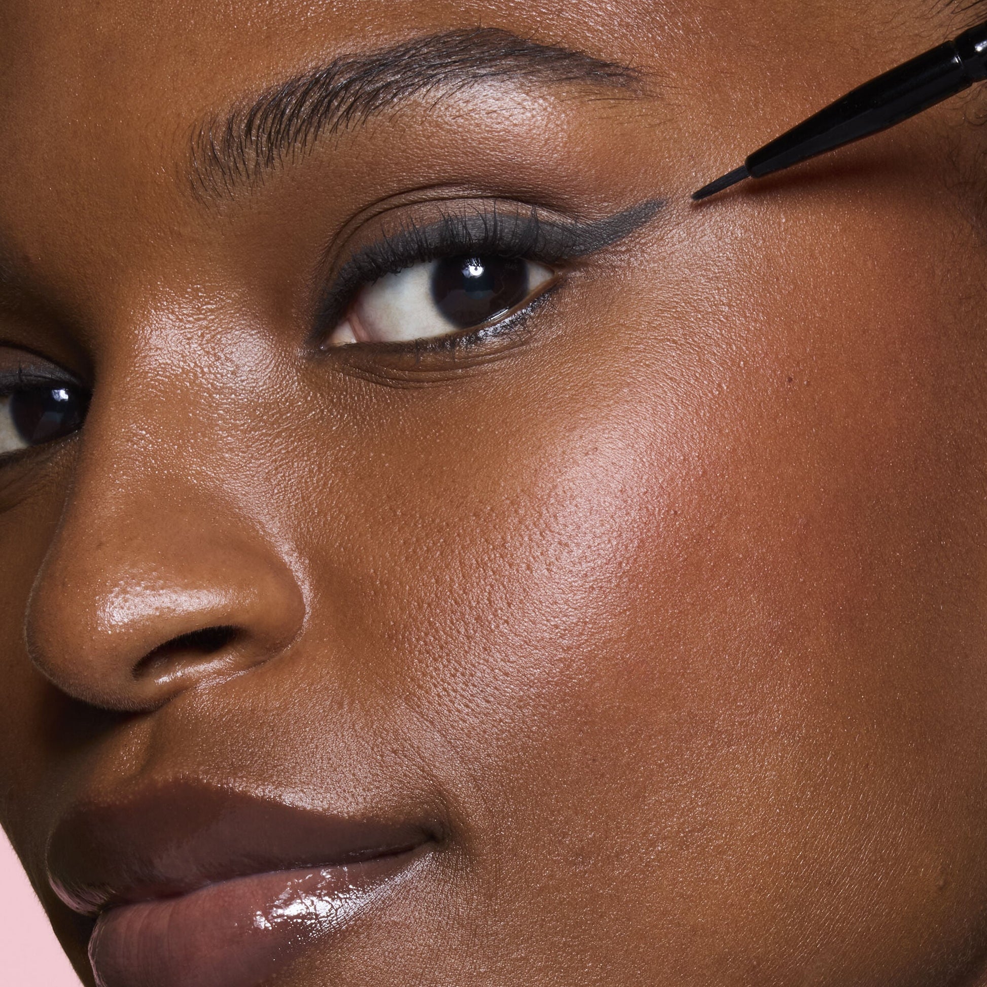 ultra-fine-eyeliner-brush-n4 81915_ULTRA_FINE_EYELINER_BRUSH_TOOL_SHOT_MOM_TSHECA_0120_v2.jpg