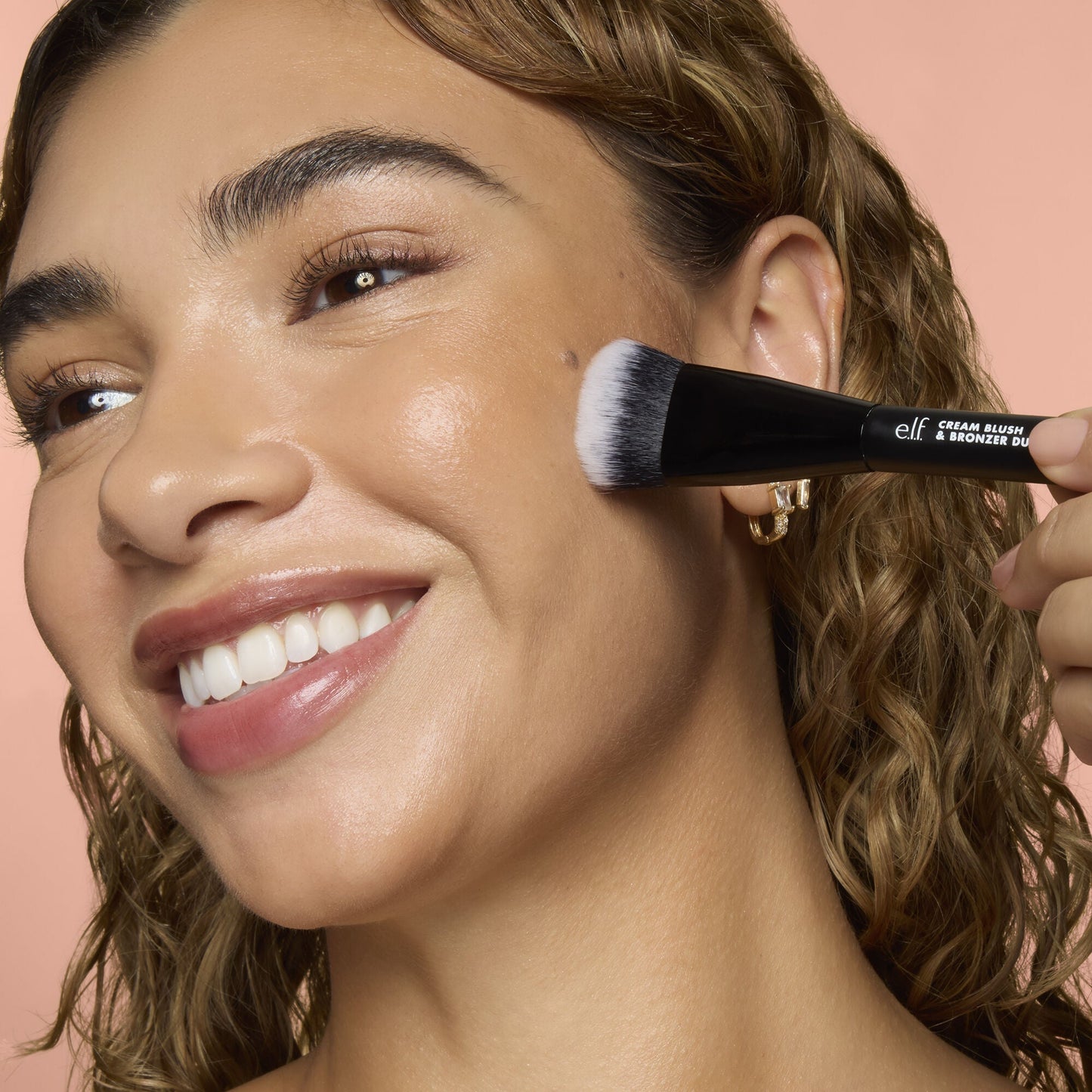 cream-blush-and-bronzer-duo-brush-e2 83857_CREAM_BLUSH_BRONZER_DUO_BRUSH_Q4_Alyssa_0173_V4_388aa08a-f9a4-4160-ae36-d9cdde1f6141.jpg