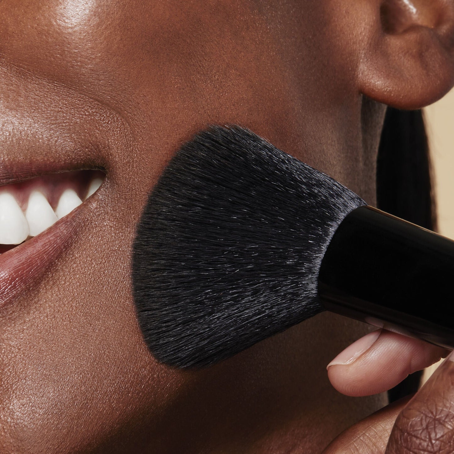 full-face-and-eye-makeup-brush-set-with-travel-case-o3 84674_FULL_FACE_EYE_BRUSH_SET_POWDER_BRUSH_DJ_0118.jpg