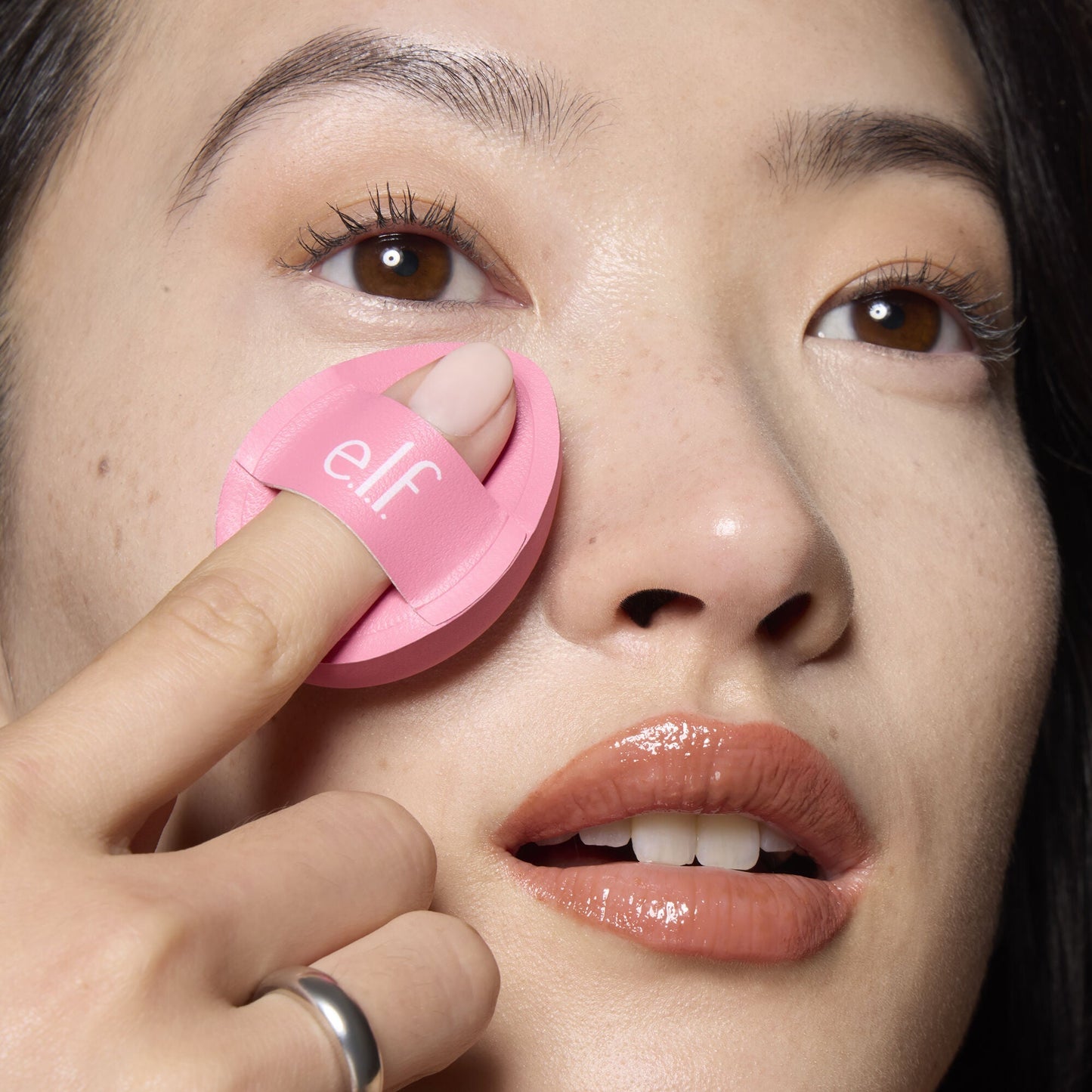 pillow-puff-concealer-sponge-j2 85120_MOM_PILLOW_PUFF_CONCEALER_SPONGE_TOOL_SHOT_SAKURA_V1_0095_V3.jpg